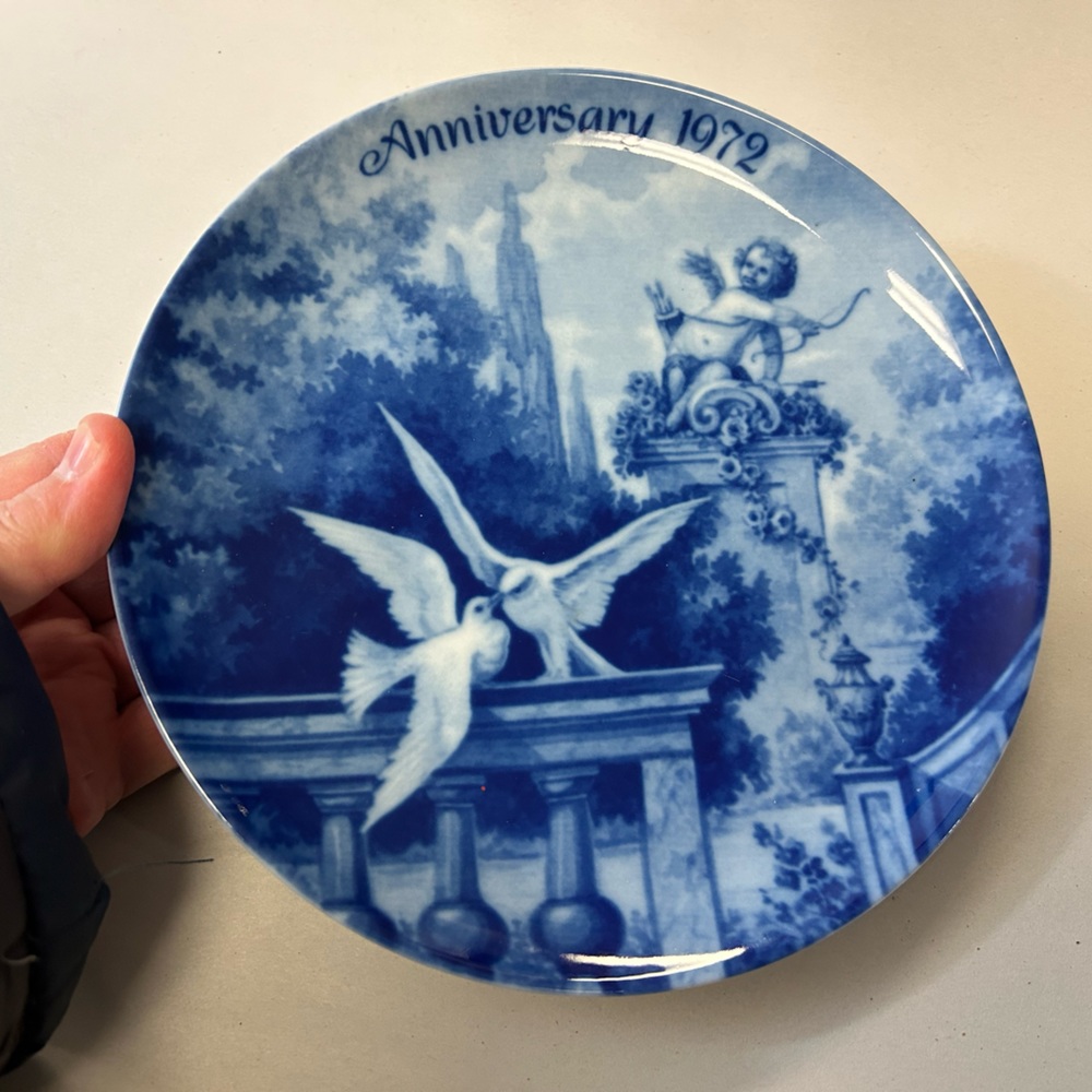 KAISER PLATE ANNIVERSARY VINTAGE 1972 WHITE DOVES FIRST ISSUE BLUE CUPID & DOVES